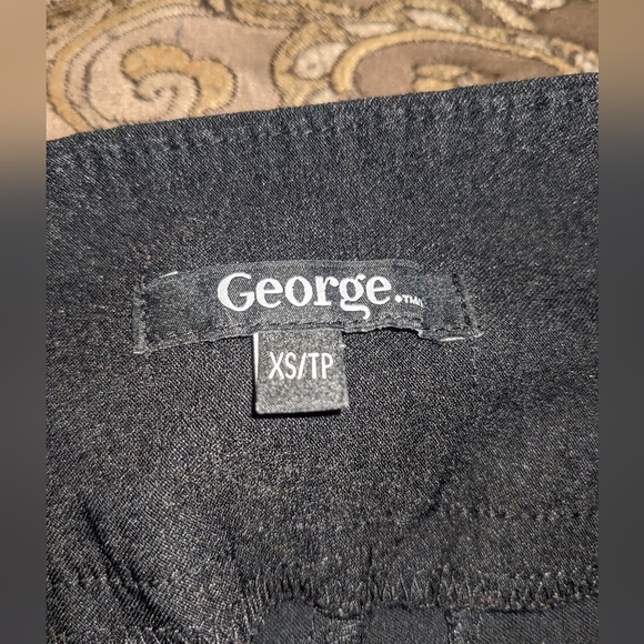 George Mini Skirt Back Pockets 🖤 - Picture 4 of 4